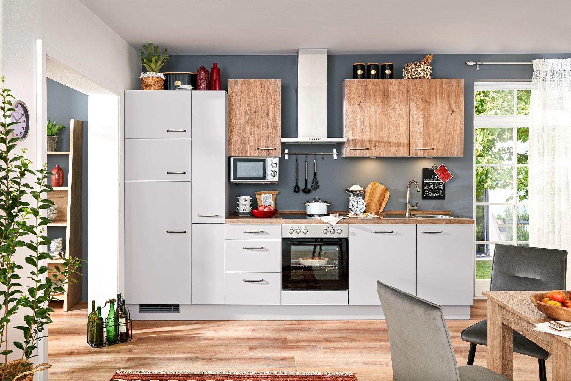 Kuhinjski blok v beli barvi in imitaciji hrasta, z aparati